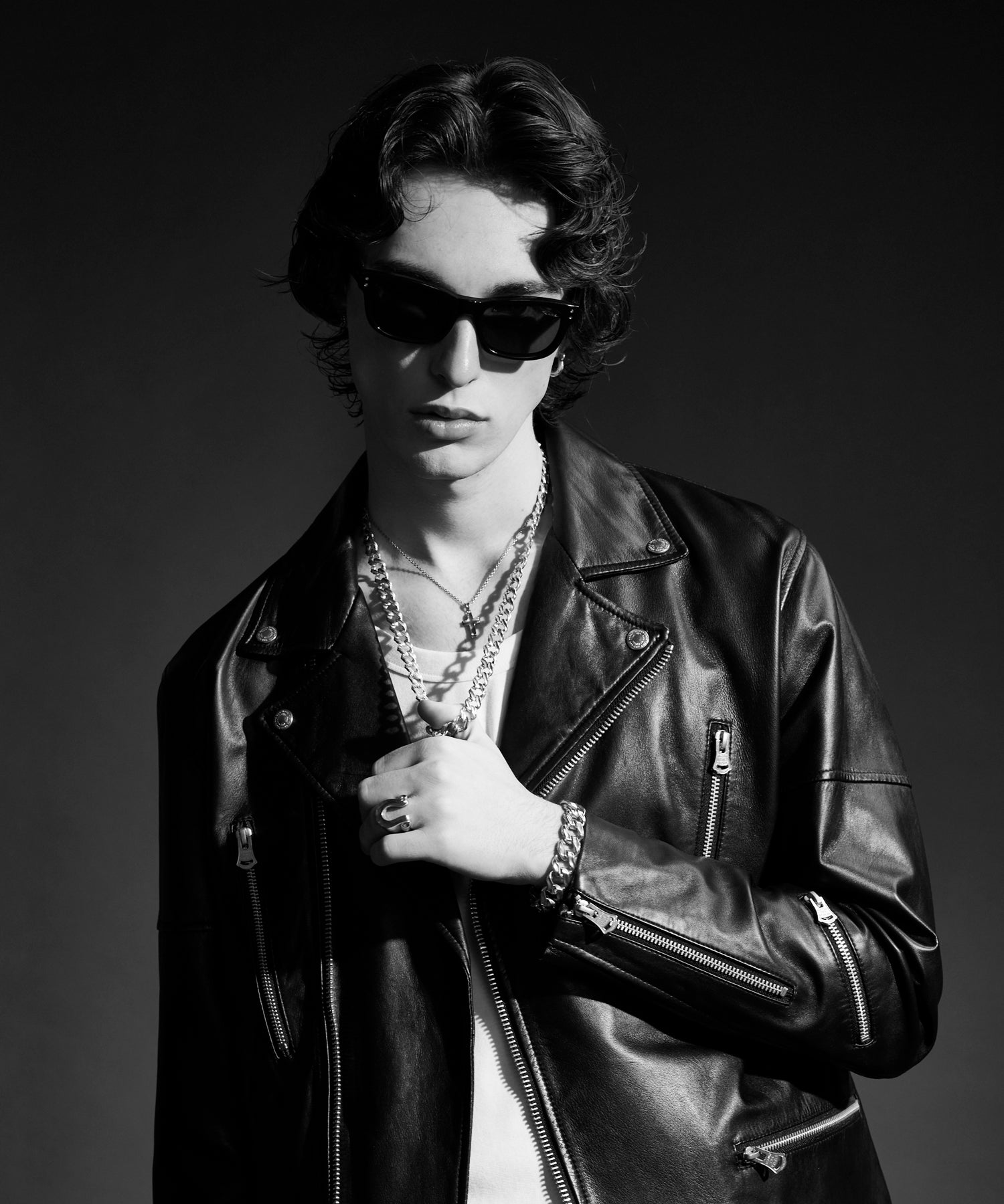 光と影が引立たせるTHE CRIMIEの存在感