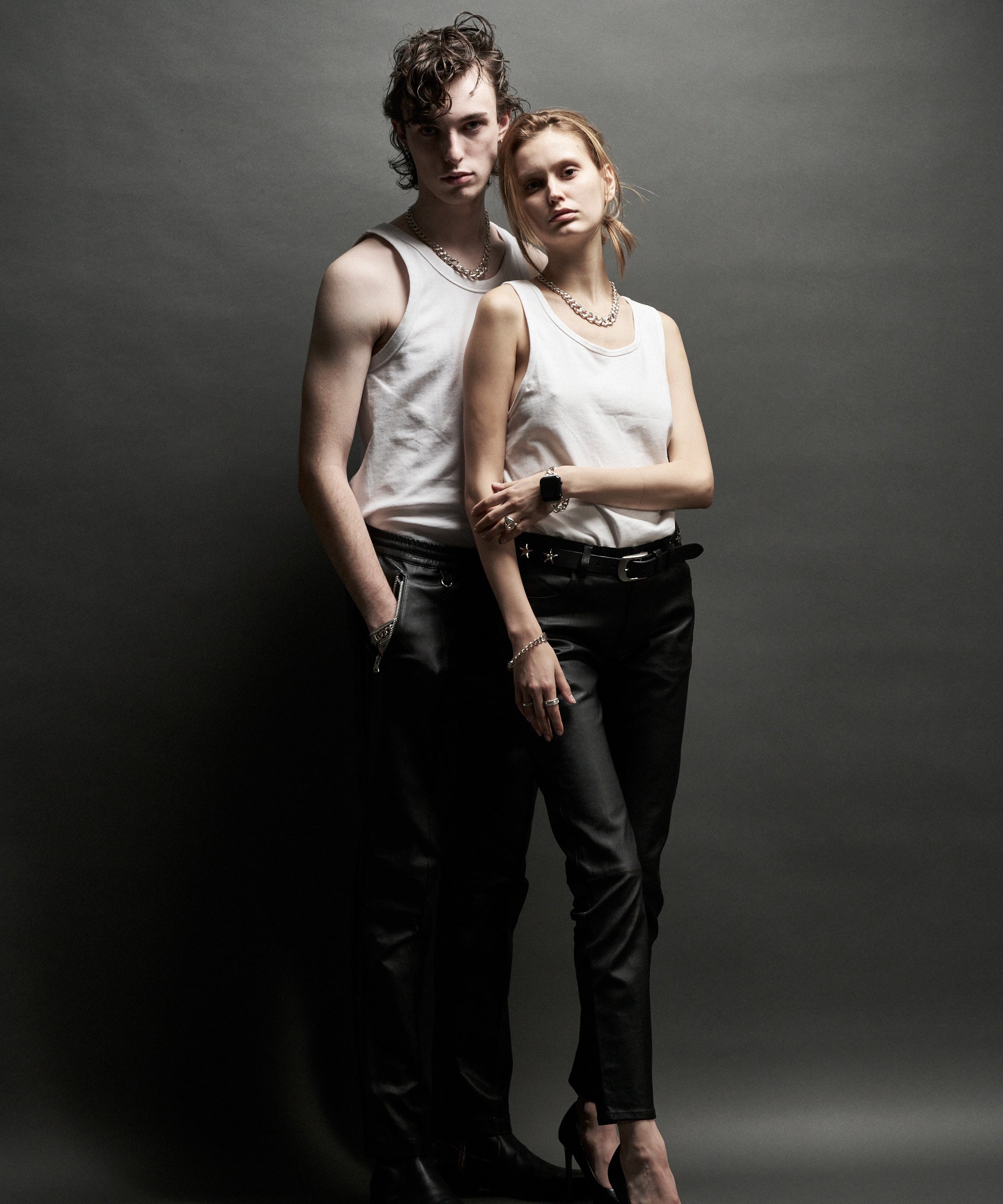 気骨でありながら上品さを併せ持ったレザーパンツ