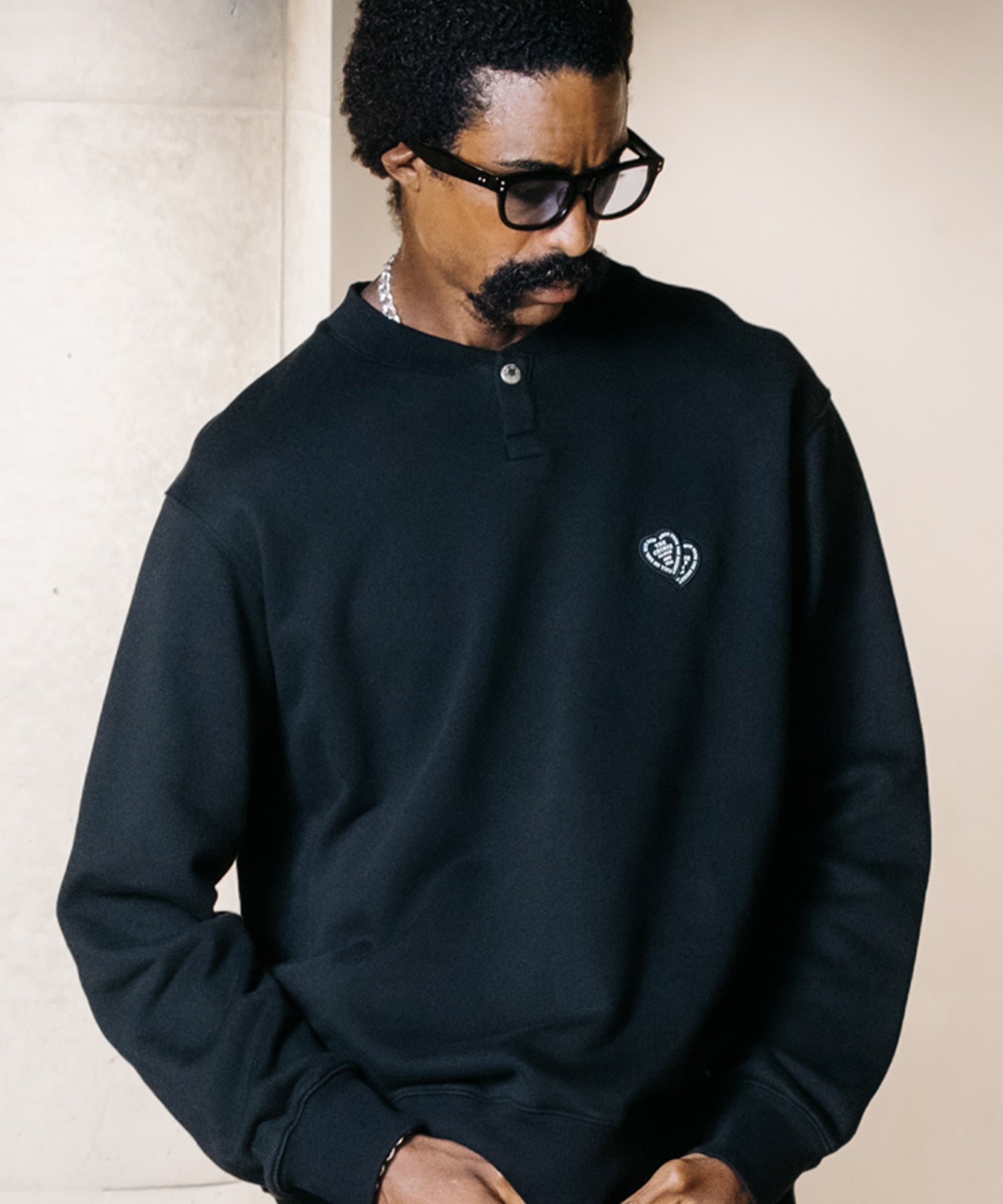 BLACK HEART WAPPEN SNAP CREW NECK SWEAT