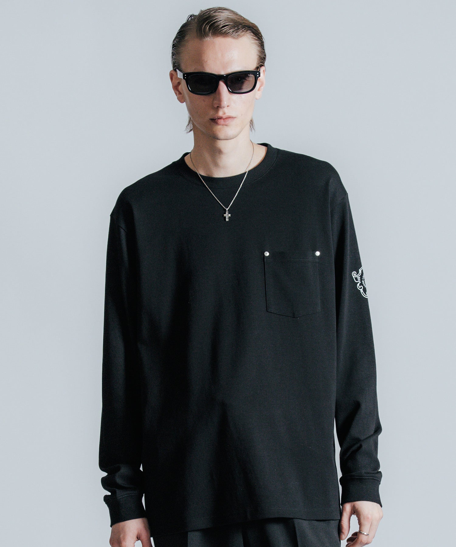EMBLEM LOGO RIVET POCKET LONG T SHIRT
