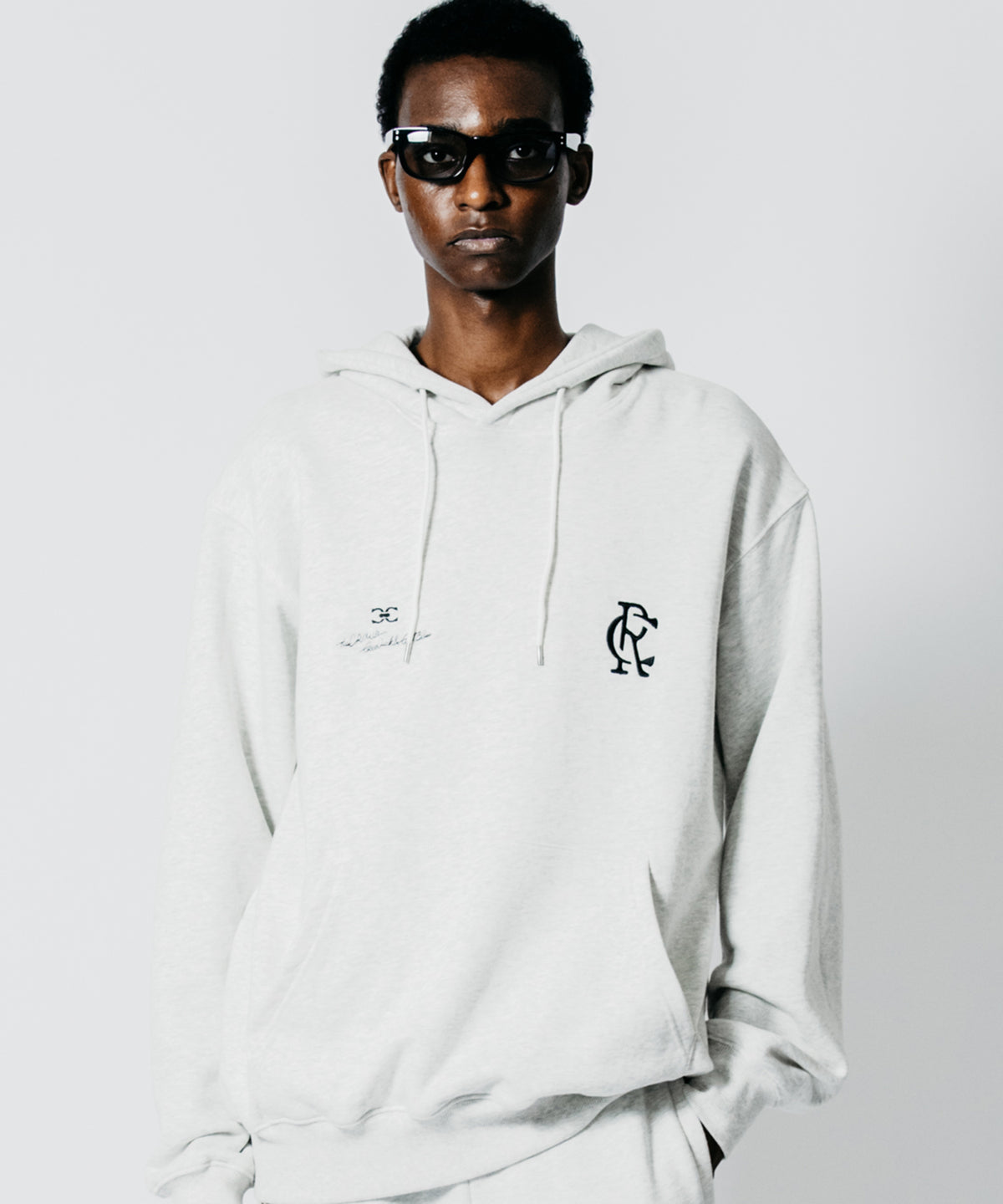 DUAL-CHEST EMBROIDERED PULLOVER SWEAT HOODIE