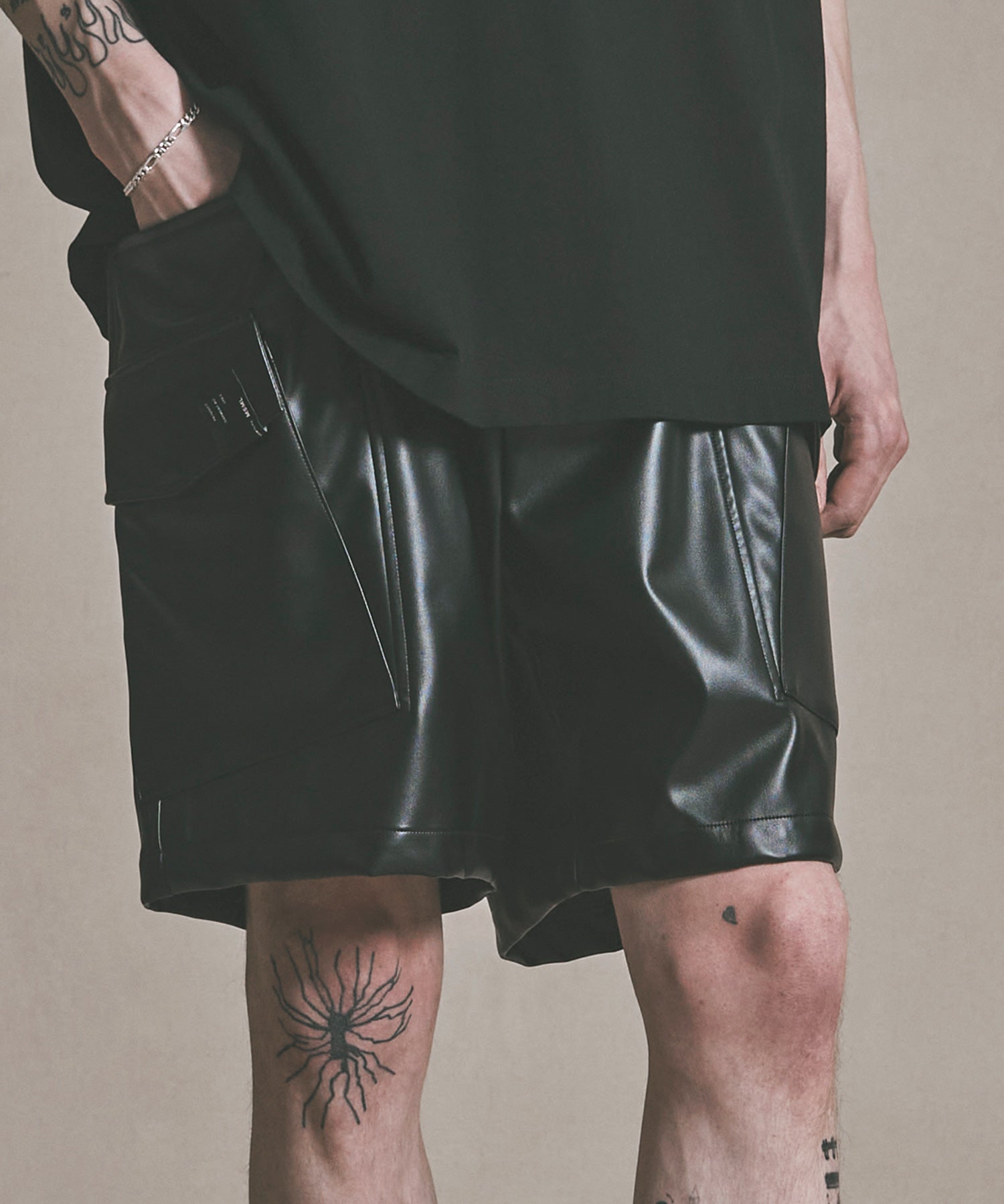 WIDE CARGO SHORTS FAKE LEATHER