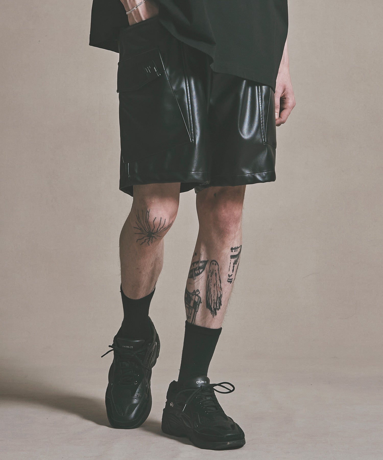 WIDE CARGO SHORTS FAKE LEATHER