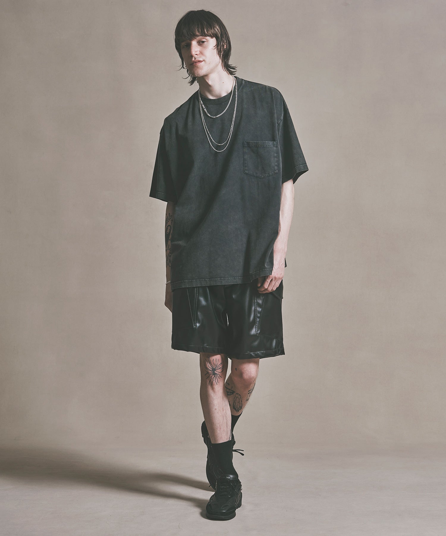 WIDE CARGO SHORTS FAKE LEATHER