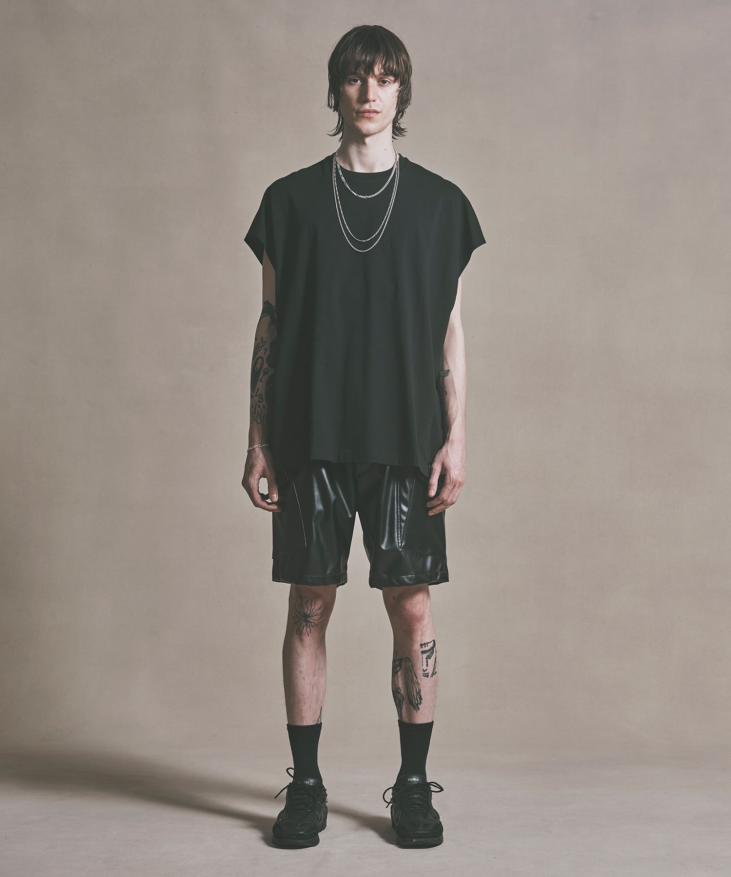 WIDE CARGO SHORTS FAKE LEATHER