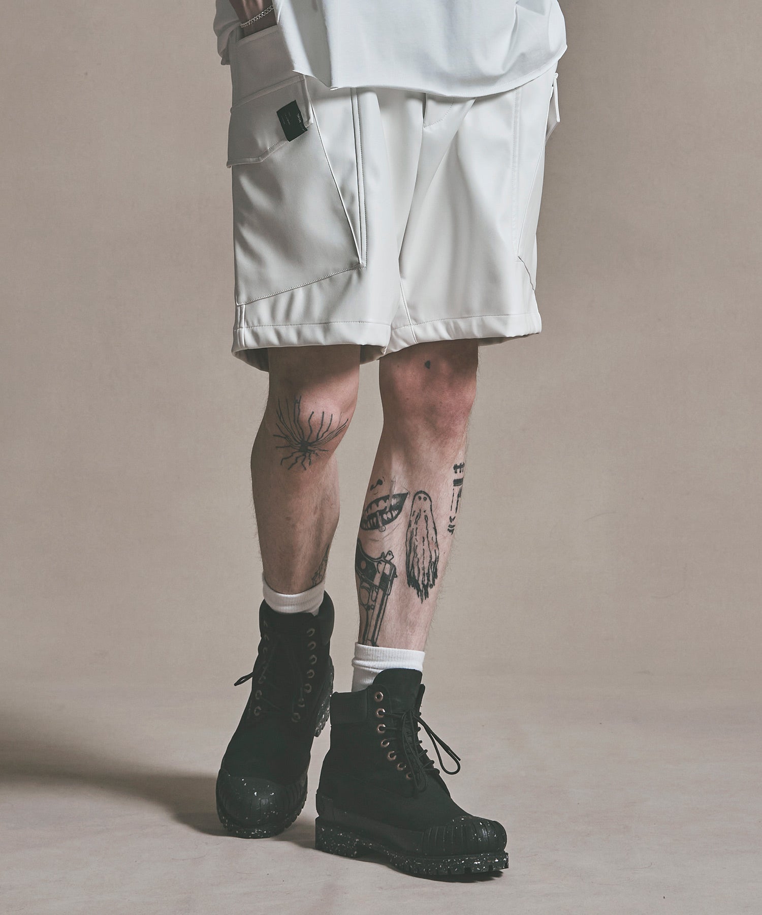 WIDE CARGO SHORTS FAKE LEATHER