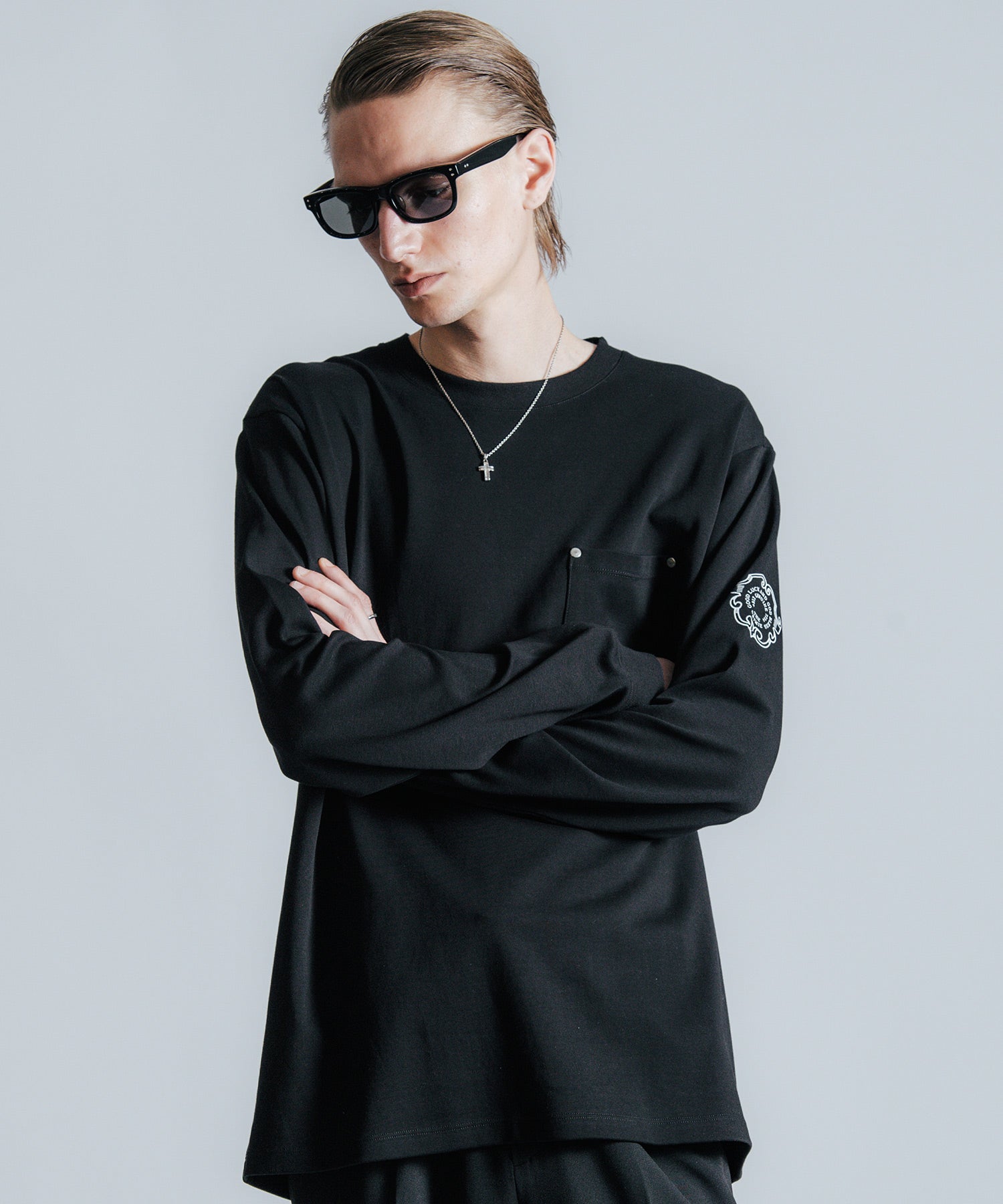 EMBLEM LOGO RIVET POCKET LONG T SHIRT
