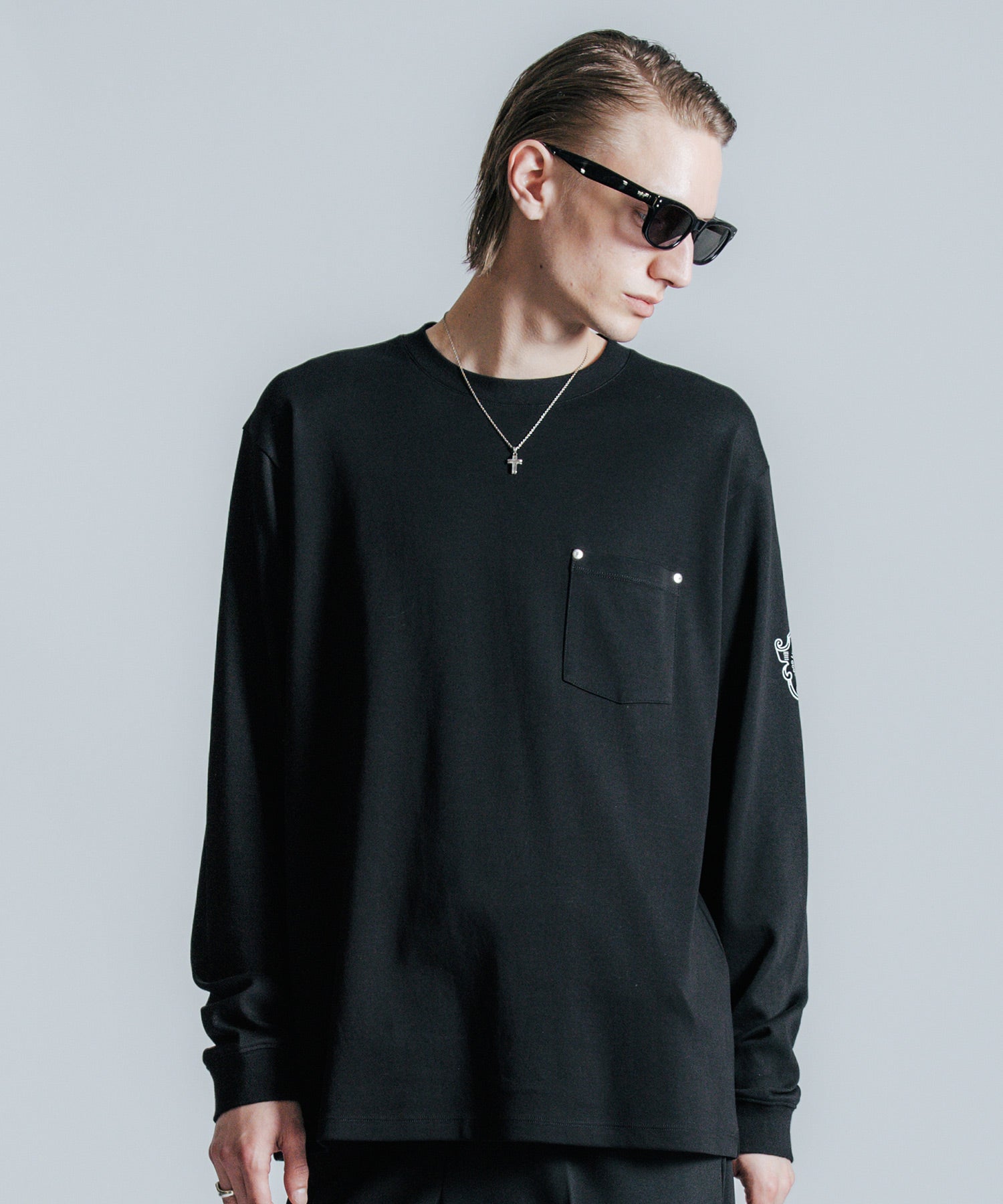 EMBLEM LOGO RIVET POCKET LONG T SHIRT